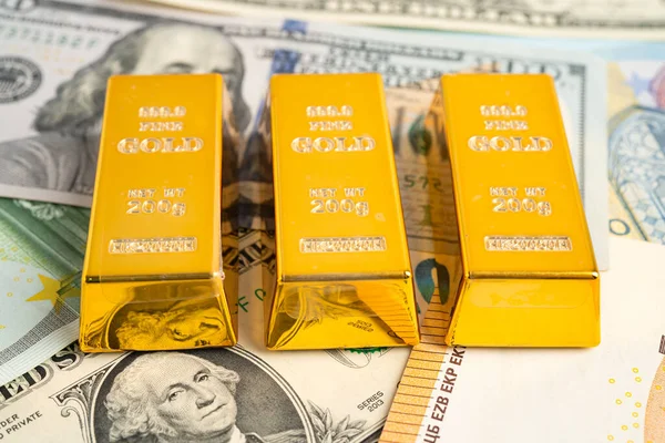 Amerikan doları banknotunda altın külçeleri, finans sektörü yatırım para birimi.