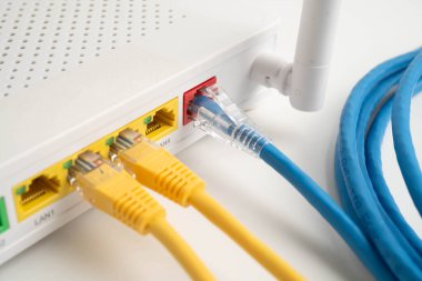 İnternet servis sağlayıcısına bağlı ethernet kablosu.