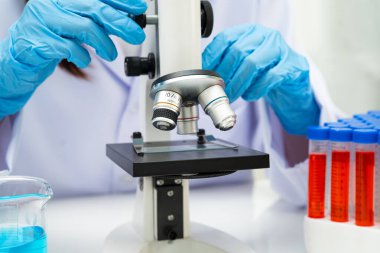 Bilim laboratuarındaki araştırmalar için tıbbi uzman mikroskobu kullan.