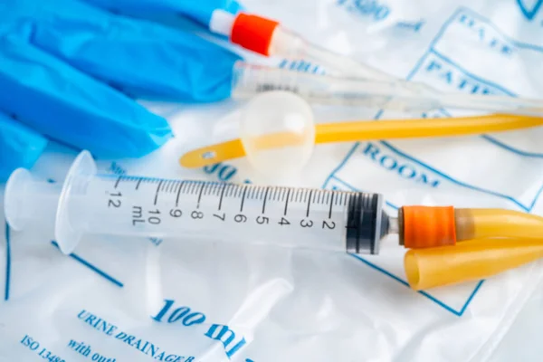 Foley kateteri ve idrar boşaltma torbası sakatlık veya hastanede yatan hasta için idrar topluyor..