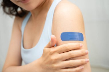 HPV, insan papillomavirus, mavi bandajlı aşı olan Asyalı genç kadın..