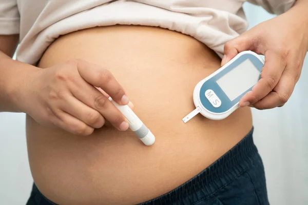 Asyalı kadın diyabet aşısı yapıyor. Evde midesine insülin enjekte ediyor..