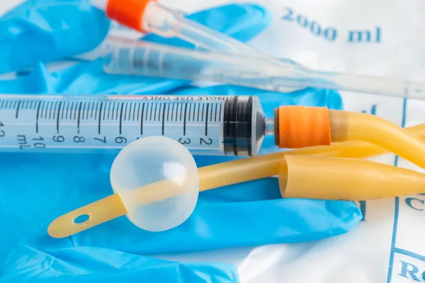 Foley kateteri ve idrar boşaltma torbası sakatlık veya hastanede yatan hasta için idrar topluyor..