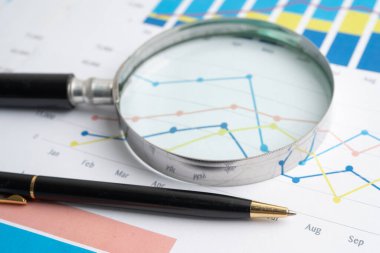 Veri iş grafikleri kağıdında büyüteç.