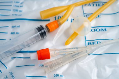 Foley kateteri ve idrar boşaltma torbası sakatlık veya hastanede yatan hasta için idrar topluyor..