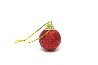 Beyaz arka plan üzerinde izole kırmızı noel topu dekorasyon