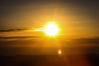 Güneşe seçici bir odaklanma ile gökyüzünde gün doğumu gün batımı