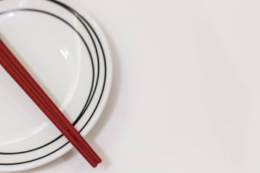 Kopya alanı ile beyaz masada çanak ve çubuk üst görünümü