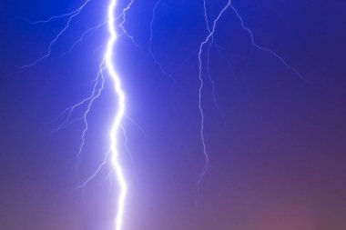 Dramatik gök gürültüsü fırtına gökyüzü üzerinde cıvata aydınlatma, Tanrı güç