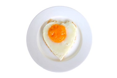 Beyaz arka plan üzerinde beyaz plaka üzerinde ideal kalp te izole kızarmış yumurta