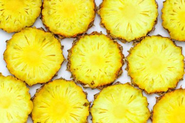 Beyaz arka planda dilimlenmiş ananas meyvesi.