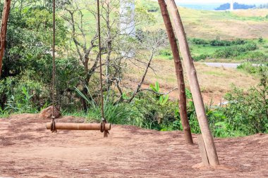 Orman doğasında boş tek basit salıncak