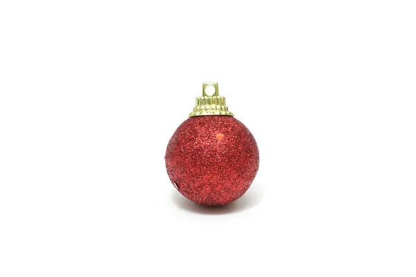 白い背景に孤立した赤いクリスマスボールの装飾 — ストック写真