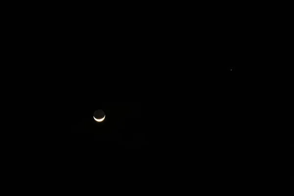 Много Звезд Над Ночным Небом Луной — стоковое фото