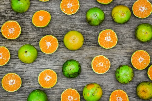 Vista Superior Las Naranjas Rebanada Fruta Tablero Madera — Foto de Stock