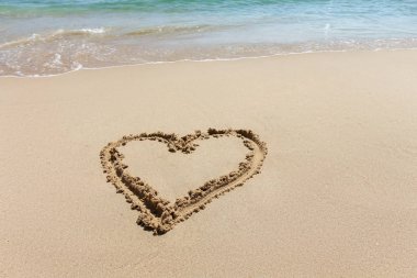 Kalp şekli, kum plajda yazılmış aşk sembolü