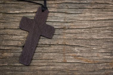 Kopya alanı ile ahşap masa üzerinde çapraz kolye