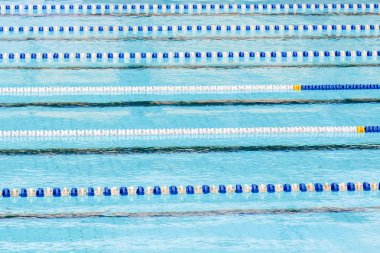 Yarış pistleri veya şeritleri ile rekabet için yüzme havuzu
