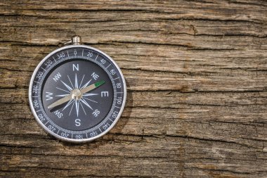 Kopya alanı ile ahşap masa üzerinde basit pusula