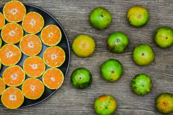 Vista Superior Las Naranjas Rebanada Fruta Tablero Madera — Foto de Stock