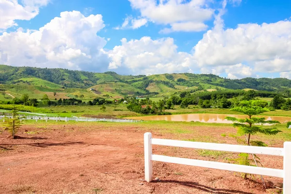 Schöner Stausee Und Grüne Wiese Auf Dem Berg Mit Schönem — Stockfoto