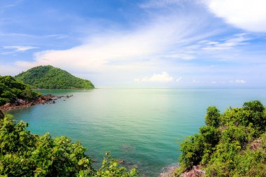 Güzel berrak Deniz ve Ada üzerinde Kayalık uçurum, Noen Nangphaya View Point görünümü , Chanthaburi, Tayland