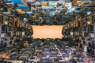 Quarry Bay, Hong Kong eski bir topluluk içinde kalabalık konut kuleleri düşük açı görünümü. Hongkong'da aşırı kalabalık dar dairelerin manzarası, yüksek konut yoğunluğu ve konut blues bir fenomen.