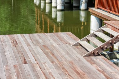 Nehre merdiven ile Tay tarzı ev