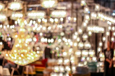 Bulanık insanlar float pazarında oturarak yürüyor