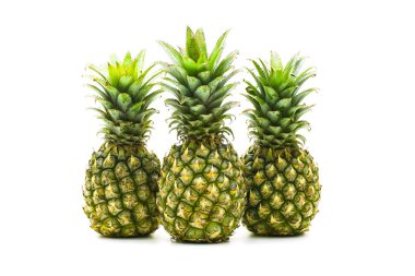Beyaz arka planda dilimlenmiş ananas meyvesi.