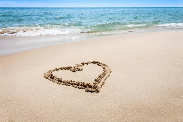 Kalp Şekli Kum Plajda Yazılmış Aşk Sembolü — Stok fotoğraf