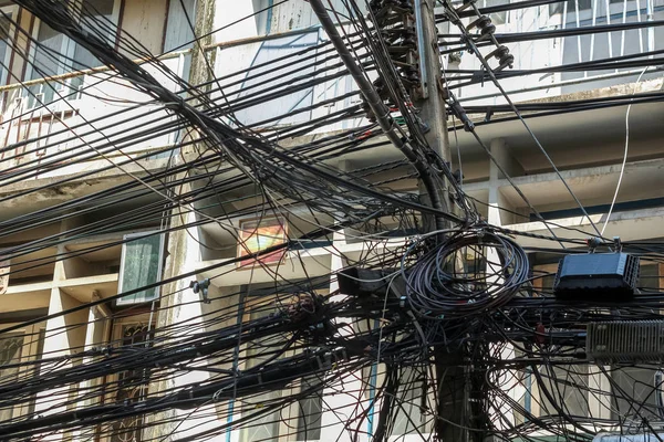 Chaos van kabels en draden op elektrische paal in Bangkok, Thailand — Stockfoto