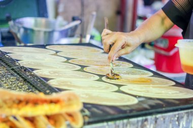 Hindistan cevizi, şeker, susam, tatlı yumurta ipi ile Tay tarzında gözleme