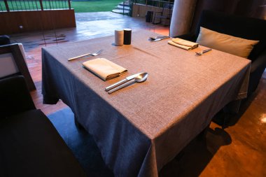 güzel arka plan ile klasik ve lüks yemek masası