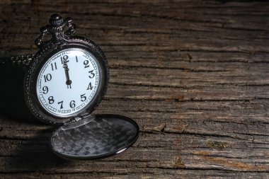 Işık gölge ve lüks vintage siyah cep saati karanlık 