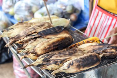 Pazarda satılık tepside Closeup ızgara mısır