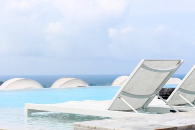 Tatil için Deniz manzaralı havuz yatağı veya Sundeck ile Beach lounge yüzme havuzu, Tayland deniz plajında güzel bir yer ile tatil zamanı rahatlayın