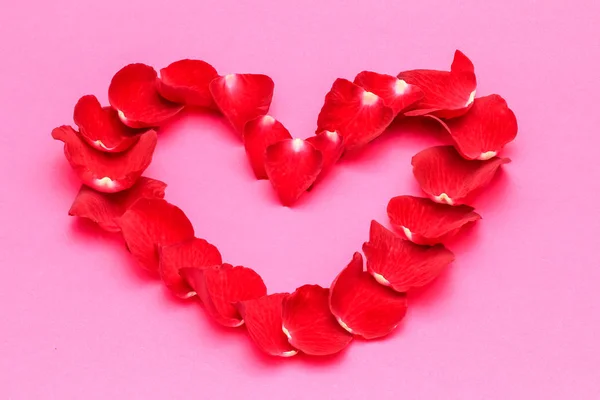 Pembe Arka Plan Üzerinde Kalp Şeklinde Kırmızı Gül Yaprak Sevgililer — Stok fotoğraf