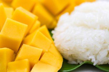 Yapışkan pirinç ile oyma güzel sarı mango Closeup makro çekim