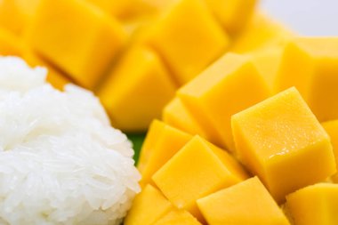Yapışkan pirinç ile oyma güzel sarı mango Closeup makro çekim