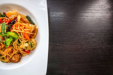 Spagetti Makarna ve fotokopi alanı ile baharatlı Closeup Gurme Karides