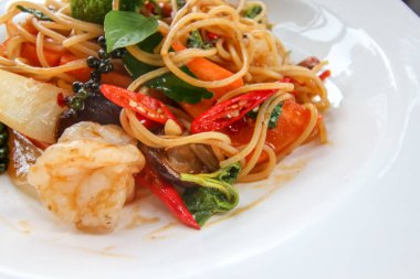 Closeup gurme karides spagetti makarna ve baharatlı