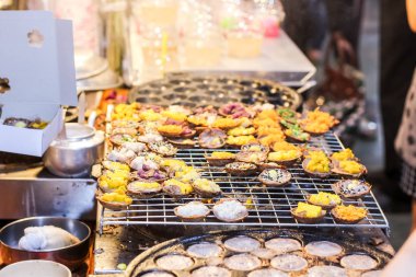 Hindistan cevizi sütü ve tahıl tahıl tepesi yapılan Tay tarzı tatlı tatlı