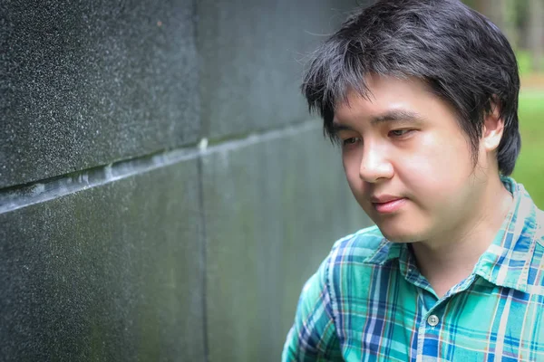 Aziatische Man Met Depressieve Emotie Gevoel Zoek Naar Zwarte Muur — Stockfoto