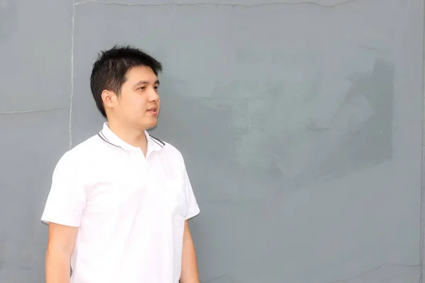 Azjatycki Człowiek Białą Koszulą Szarej Ścianie Kopią Przestrzeni — Zdjęcie stockowe