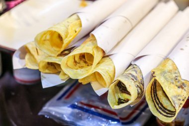 Hindistan cevizi, şeker, susam, tatlı yumurta ipi ile Tay tarzında gözleme