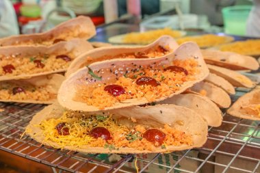 Hindistan cevizi, şeker, susam, tatlı yumurta ipi ile Tay tarzında gözleme