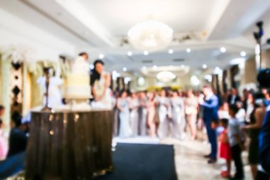Düğün töreninde insanlarla bulanık gelin ve damat