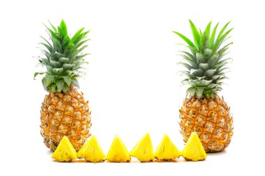 Beyaz arka planda dilimlenmiş ananas meyvesi.