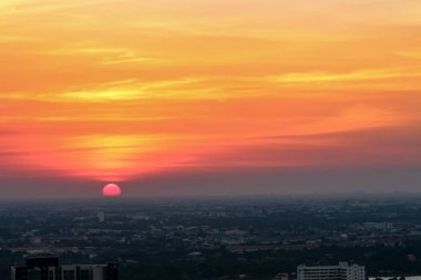 Gündoğumu günbatımı güneş tarih seçici odak ile şehirde